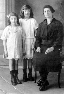 Alice Lemmings and her two youngest daughters